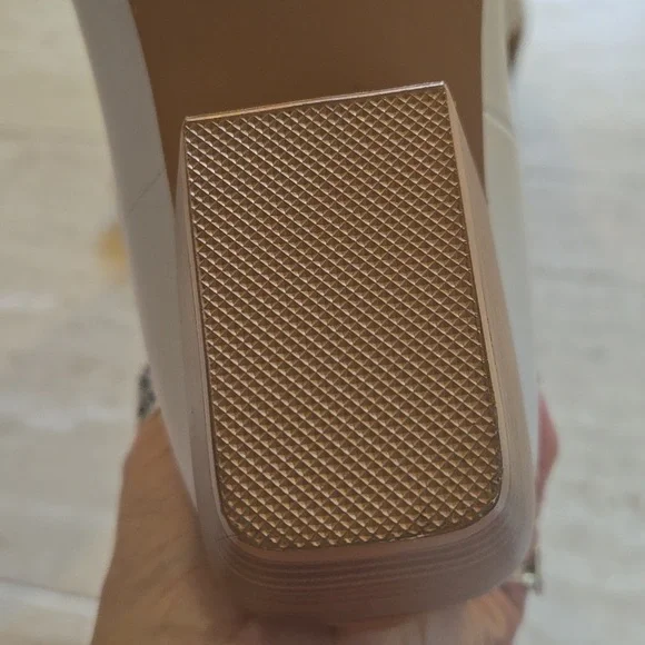 Stylish White Western Classic Embroidered Pointed Toe Boots - Picture 7 of 9